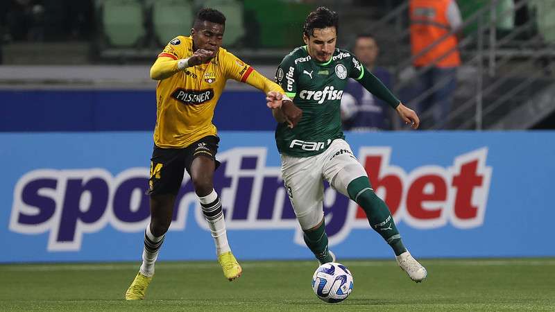 Raphael Veiga em disputa pelo Palmeiras contra o Barcelona, durante partida válida pela fase de grupos da Libertadores 2023, no Allianz Parque.