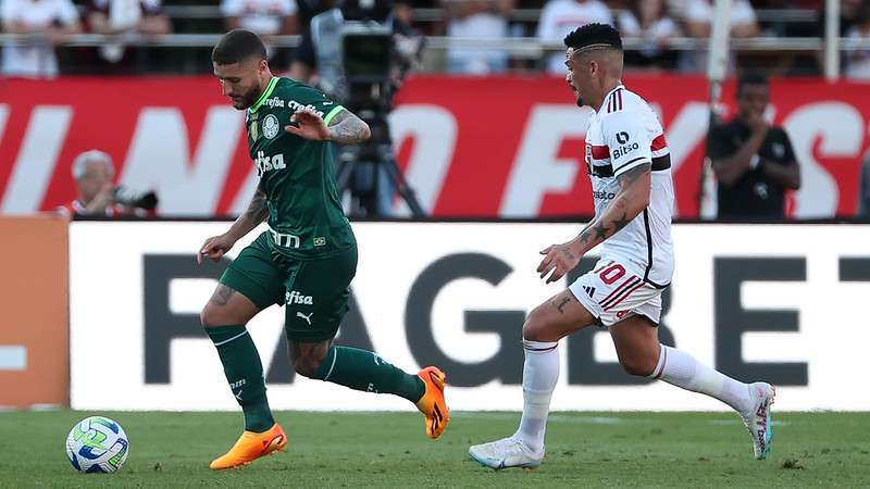 Zé Rafael em disputa pelo Palmeiras contra o SPFC, durante partida válida pela décima rodada do Brasileirão 2023, no Morumbi.