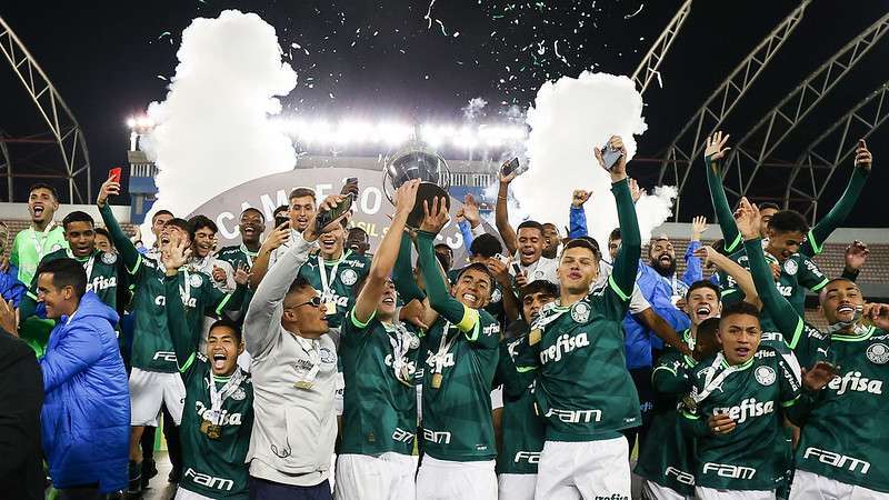 Atletas comemoram conquista do bicampeonato consecutivo e o tetracampeonato da Copa do Brasil Sub-17, após partida entre Palmeiras e Athletico-PR, válida pela final da Copa do Brasil Sub-17, na Arena Barueri, em Barueri-SP.
