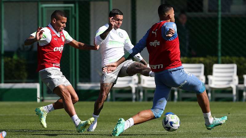 Garcia, Dudu e Kaique durante treinamento do Palmeiras na Academia de Futebol.