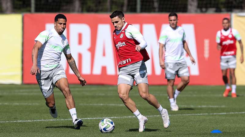 Murilo e Raphael Veiga durante treinamento na do Palmeiras na Academia de Futebol, em São Paulo-SP.