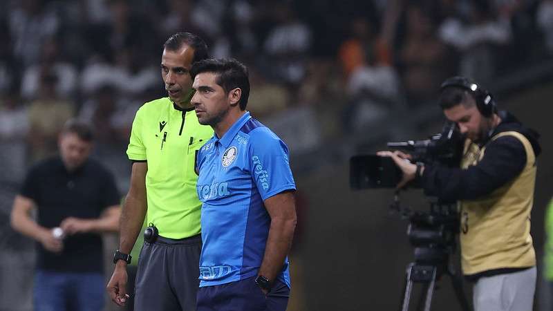 Abel Ferreira em jogo do Palmeiras contra o Atlético-MG, durante partida válida pela oitava rodada do Brasileirão 2023, no Mineirão.