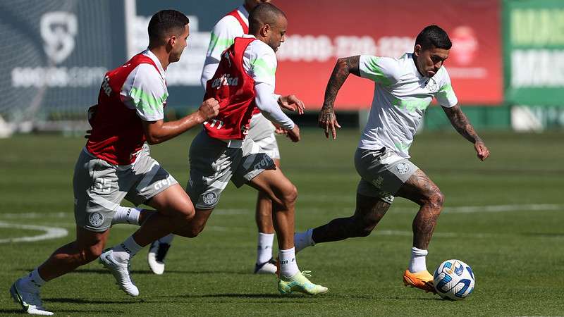 Fabinho, Mayke e Dudu durante treinamento do Palmeiras, na Academia de Futebol.