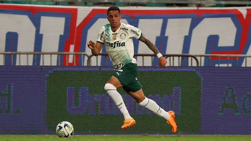 Giovani em jogo pelo Palmeiras contra o Bahia, durante partida válida pela décima primeira rodada do Brasileirão 2023, na Fonte Nova.
