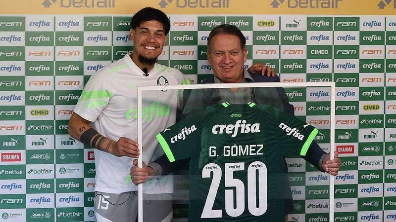 Gustavo Gómez recebe placa e camisa em homenagem aos 250 jogos pelo Palmeiras, entregue pelo vice presidente Paulo Buosi, após treinamento na Academia de Futebol.