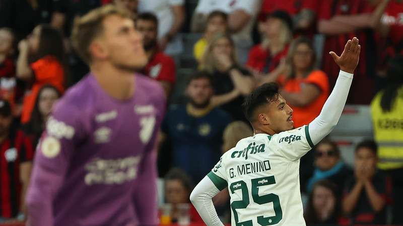 Gabriel Menino comemora seu gol pelo Palmeiras contra o Athletico-PR, durante partida válida pela décima terceira rodada do Brasileirão 2023, na Ligga Arena.