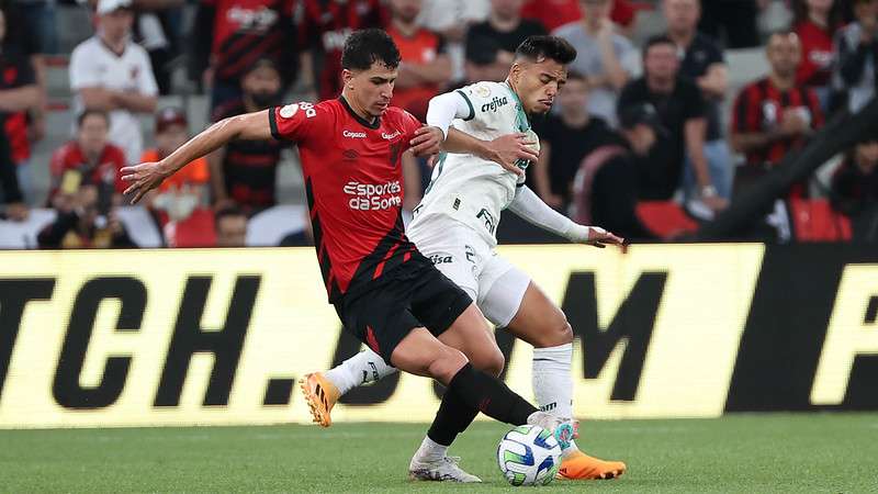 Gabriel Menino disputa pelo Palmeira contra o Athletico-PR, durante partida válida pela décima terceira rodada do Brasileirão 2023, na Ligga Arena.