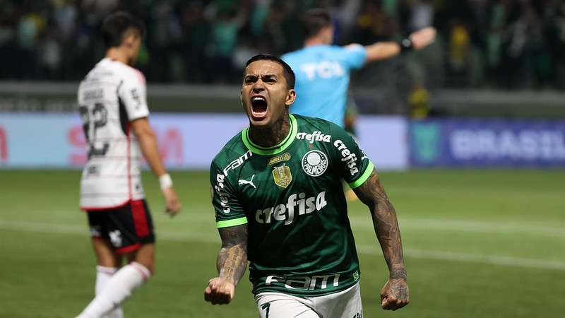 Dudu comemora seu gol pelo Palmeiras contra o Flamengo, durante partida válida pela décima quarta rodada do Brasileirão 2023, no Allianz Parque.