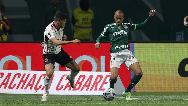 Mayke em disputa pelo Palmeiras contra o Flamengo, durante partida válida pela décima quarta rodada do Brasileirão 2023, no Allianz Parque.