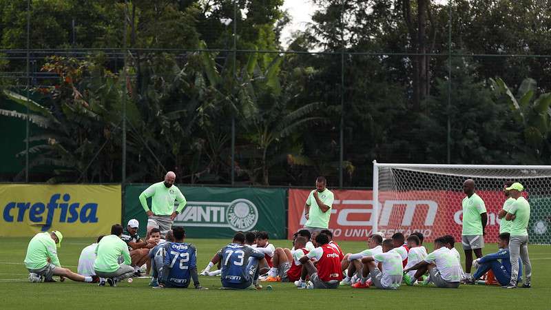 3 zagueiros ou aposta em garoto: sem Artur, Abel tem decisão a tomar para montar o Palmeiras na Copa do Brasil. Abel Ferreira conversa com o elenco durante treinamento do Palmeiras, na Academia de Futebol.