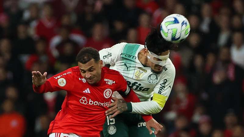 Gustavo Gómez em disputa pelo Palmeiras contra o Internacional, durante partida válida pela décima quinta rodada do Brasileirão 2023, no Beira-Rio.