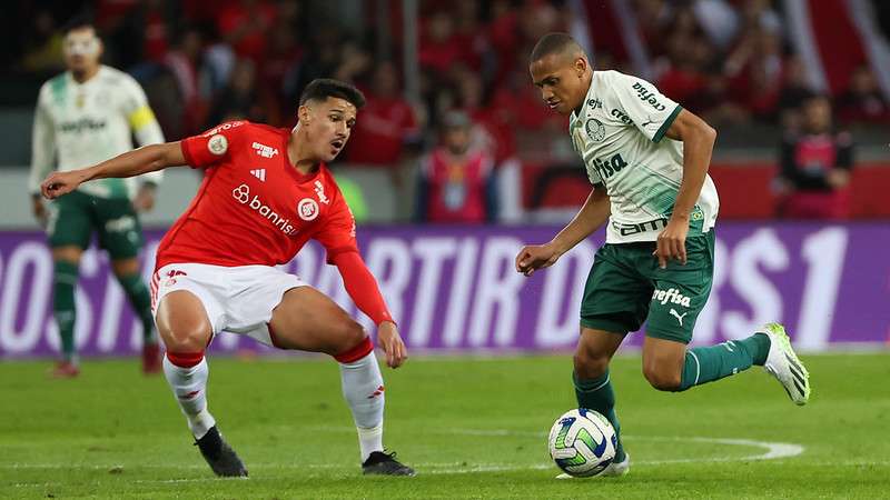 Jhon Jhon em disputa pelo Palmeiras contra o Internacional, durante partida válida pela décima quinta rodada do Brasileirão 2023, no Beira-Rio.