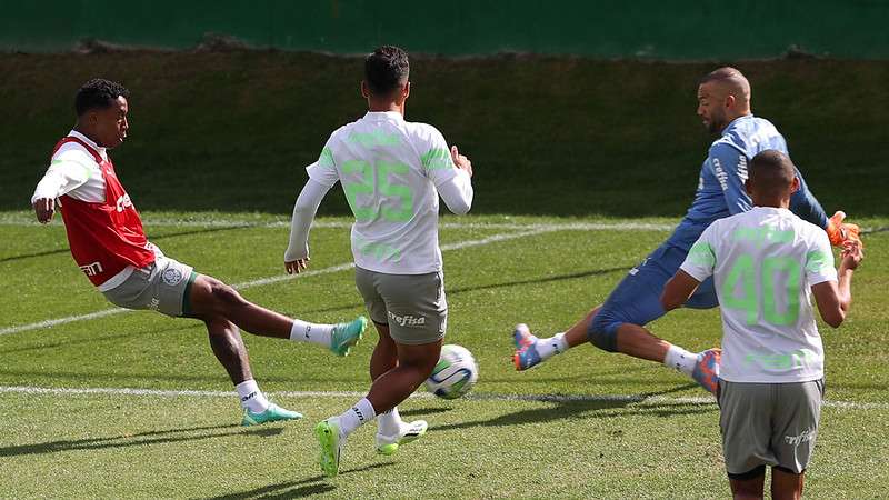 Kevin, Gabriel Menino, Weverton e Jhon Jhon durante treinamento do Palmeiras, na Academia de Futebol.