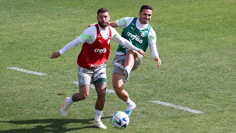 Zé Rafael e Raphael Veiga durante treinamento do Palmeiras, na Academia de Futebol.