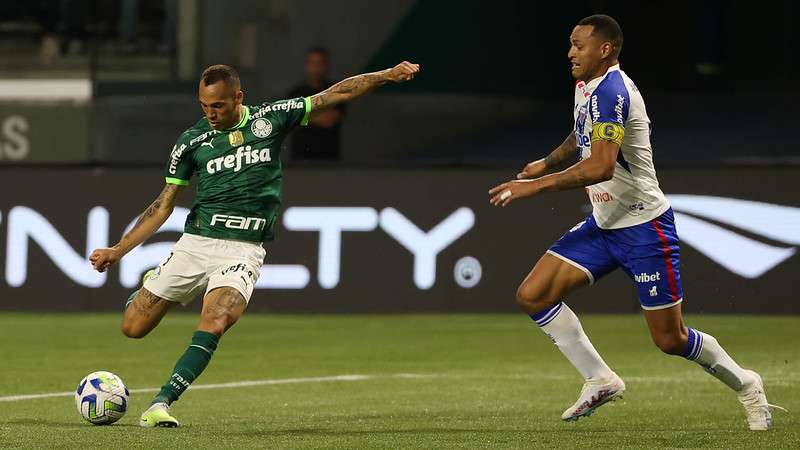 Breno Lopes em disputa pelo Palmeiras contra o Fortaleza, durante partida válida pela décima sexta rodada do Brasileirão 2023, no Allianz Parque.
