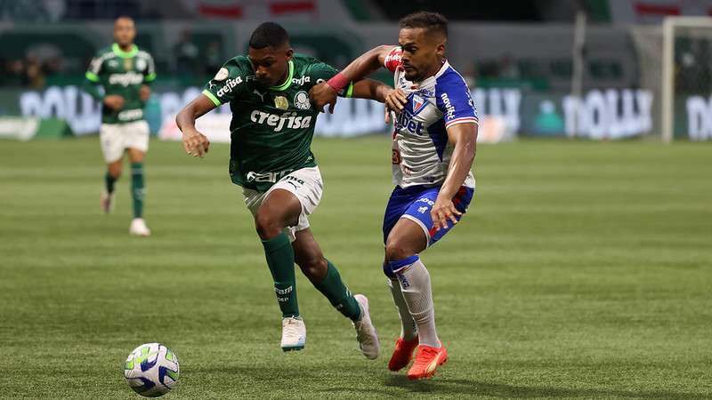 Luis Guilherme em disputa pelo Palmeiras contra o Fortaleza, durante partida válida pela décima sexta rodada do Brasileirão 2023, no Allianz Parque.