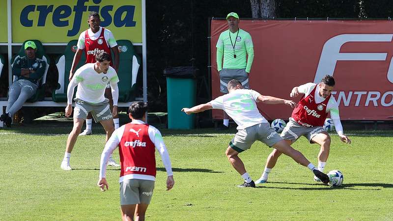 Fabinho e Raphael Veiga durante treinamento do Palmeiras na Academia de Futebol.