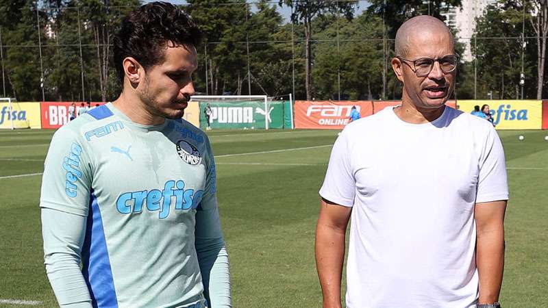 Raphael Veiga e Alex, após treino do Palmeiras, na Academia de Futebol.