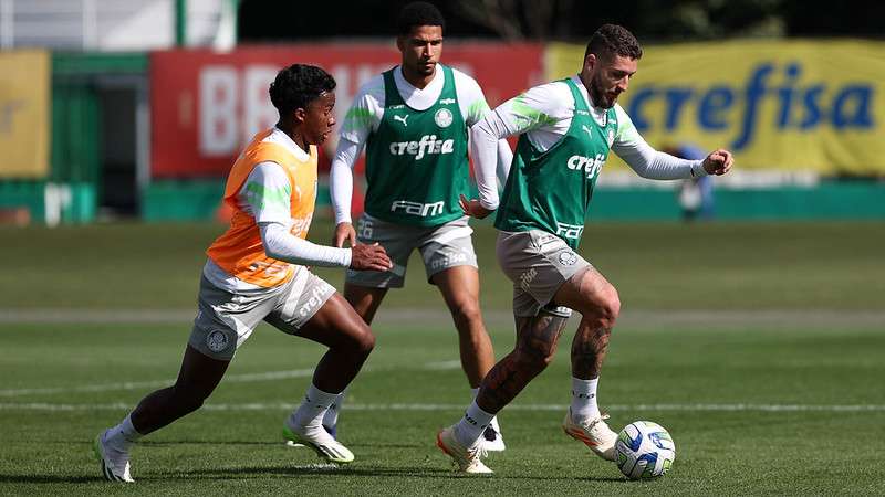 Endrick, Murilo e Zé Rafael durante treinamento do Palmeiras, na Academia de Futebol.