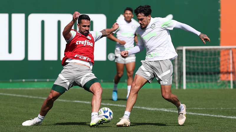 Luan e Gustavo Gómez durante treinamento do Palmeiras, na Academia de Futebol.