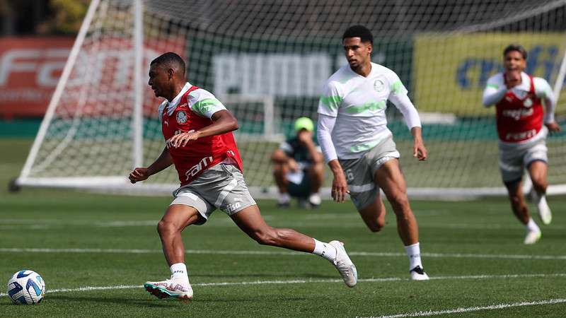 Luis Guilherme, Murilo, Richard Ríos e Abel Ferreira (ao fundo), durante treinamento do Palmeiras, na Academia de Futebol.