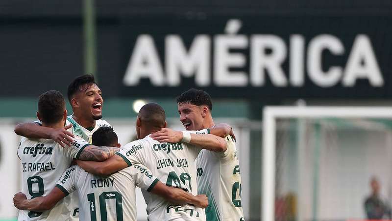 Jogadores comemoram gol pelo Palmeiras contra o América-MG, durante partida válida pela décima sétima rodada do Brasileirão 2023, no Independência.