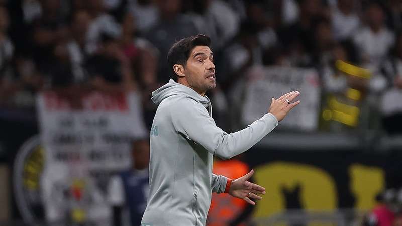 Abel Ferreira em jogo do Palmeiras contra o Atlético-MG, durante primeira partida válida pelas oitavas de final, ida da Libertadores 2023, no Mineirão.