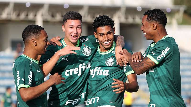 Atletas comemoram gol em partida do Palmeiras contra o Botafogo, válida pelas quartas de final (volta) do Campeonato Brasileiro Sub-20, no Estádio Bruno José Daniel, em Santo André-SP.