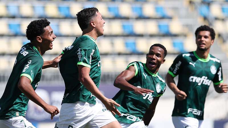 Atletas comemoram gol em partida do Palmeiras contra o SCCP, válida pela semifinal (ida) do Campeonato Brasileiro Sub-20, no Estádio Municipal de Santana de Parnaíba.