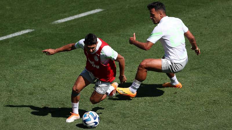 Rony e Gabriel Menino durante treinamento do Palmeiras na Academia de Futebol.