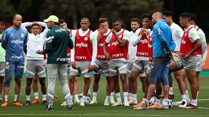 Abel Ferreira conversa com o elenco durante treinamento do Palmeiras na Academia de Futebol.