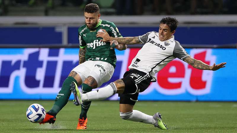 Zé Rafael em disputa pelo Palmeiras contra o Atlético-MG, durante segunda partida válida pelas oitavas de final da Libertadores 2023, no Allianz Parque.