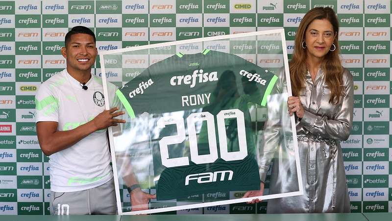 Após treinamento, Rony é homenageado pelos 200 jogos defendendo o Palmeiras, na Academia de Futebol.