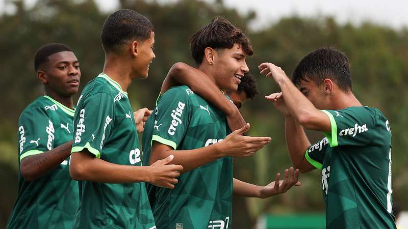 Atletas do Palmeiras comemoram gol na vitória sobre a Ponte Preta, em partida válida pela sexta rodada da segunda fase do Campeonato Paulista Sub-17, na Academia de Futebol 2, em Guarulhos-SP.