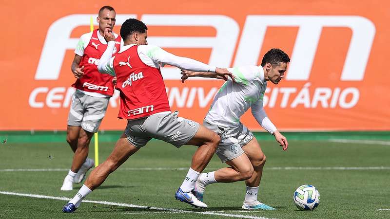 Breno Lopes, Murilo e Raphael Veiga durante treinamento do Palmeiras, na Academia de Futebol.