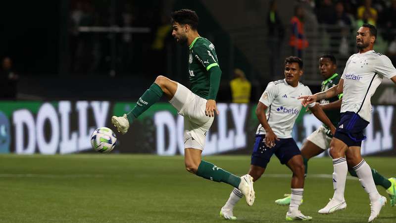 Flaco López chuta para marcar seu gol pelo Palmeiras contra o Cruzeiro, durante partida válida pela décima nona rodada do Brasileirão 2023, no Allianz Parque.