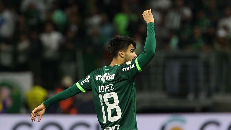 Flaco López comemora seu gol pelo Palmeiras contra o Cruzeiro, durante partida válida pela décima nona rodada do Brasileirão 2023 no Allianz Parque.