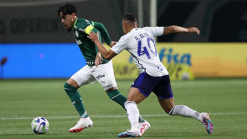 Gustavo Gómez em disputa pelo Palmeiras contra o Cruzeiro, durante partida válida pela décima nona rodada do Brasileirão 2023, no Allianz Parque.