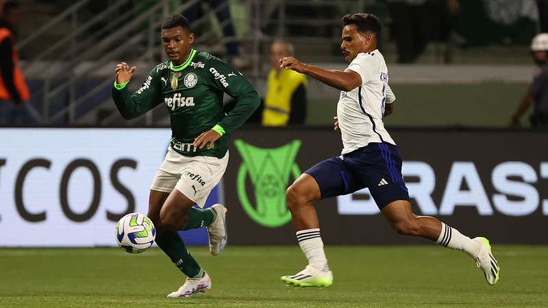 Luis Guilherme em disputa pelo Palmeiras contra o Cruzeiro, durante partida válida pela décima nona rodada do Brasileirão 2023, no Allianz Parque.