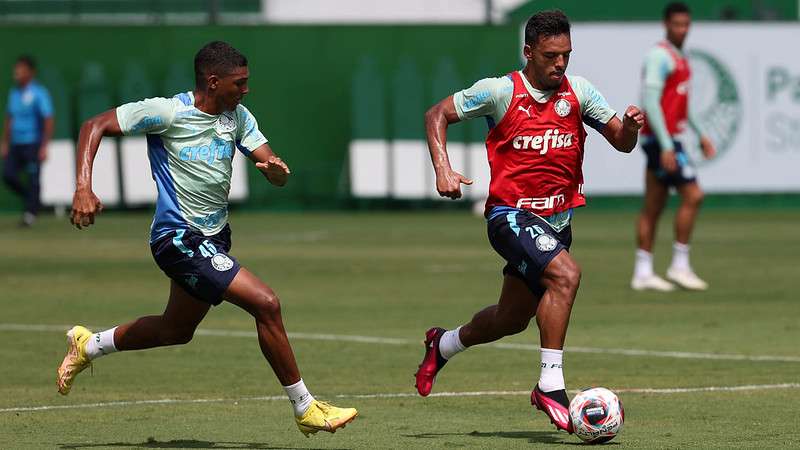 Luis Guilherme e Gabriel Menino, durante treinamento do Palmeiras, na Academia de Futebol.