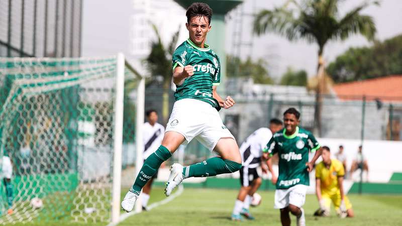 Palmeiras disputará torneio Sub-17 no México. Atletas do Palmeiras comemoram gol na vitória sobre a Ponte Preta, em partida válida pela sexta rodada da segunda fase do Campeonato Paulista Sub-17, na Academia de Futebol 2, em Guarulhos-SP.