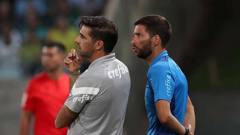 Abel Ferreira e o auxiliar técnico Carlos Martinho em jogo do Palmeiras contra o Cuiabá, durante partida válida pela vigésima rodada do Brasileirão 2023, na Arena Pantanal.