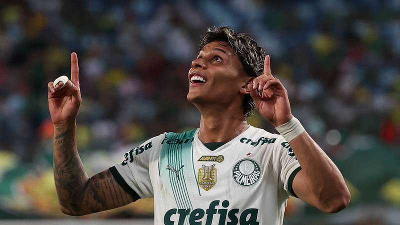Richard Ríos comemora seu gol pelo Palmeiras contra o Cuiabá, durante partida válida pela vigésima rodada do Brasileirão 2023, na Arena Pantanal.