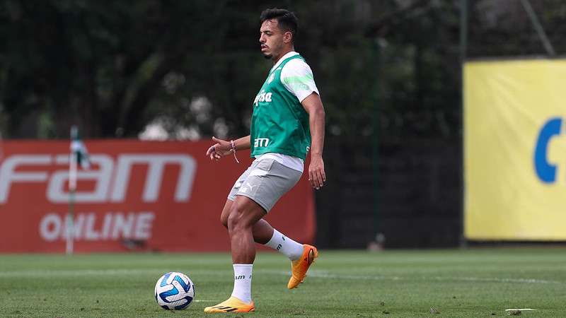 Gabriel Menino durante treinamento do Palmeiras na Academia de Futebol.