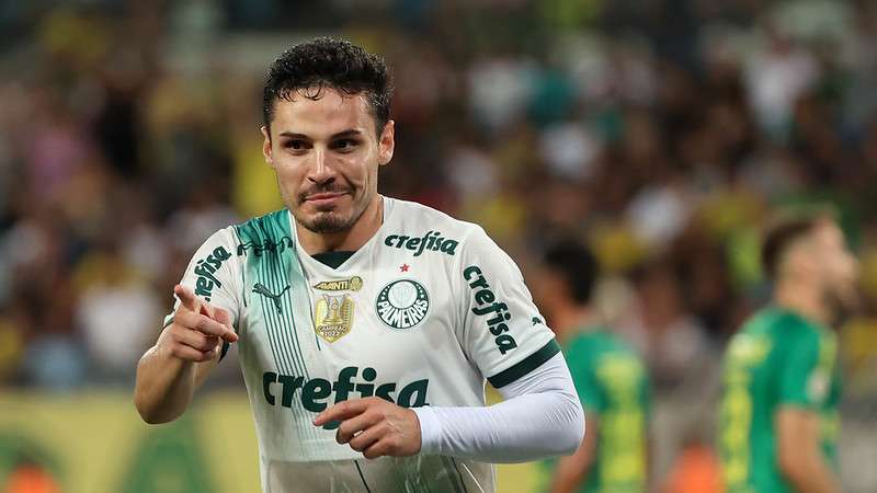 Raphael Veiga comemora seu gol pelo Palmeiras contra o Cuiabá, durante partida válida pela vigésima rodada do Brasileirão 2023, na Arena Pantanal.