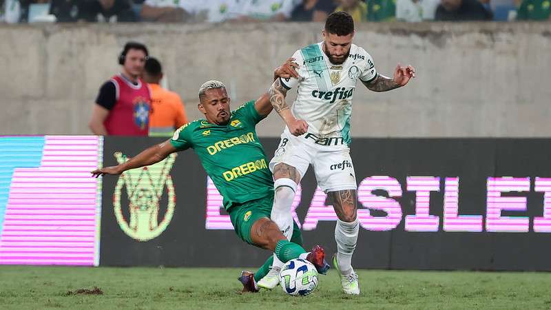 Zé Rafael em disputa pelo Palmeiras contra o Cuiabá, durante partida válida pela vigésima rodada do Brasileirão 2023, na Arena Pantanal.