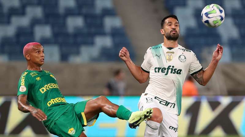 Luan do Palmeiras em disputa com Deyverson do Cuiabá, durante partida válida pela vigésima rodada do Brasileirão 2023, na Arena Pantanal.
