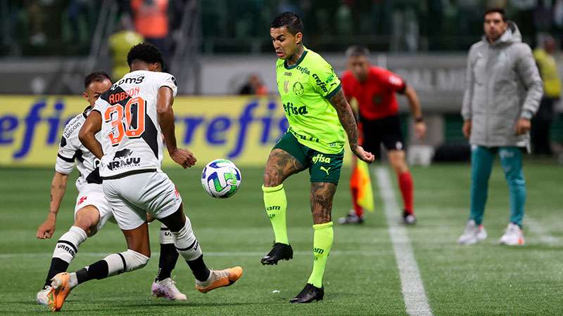 Contra jogadores do Vasco, Dudu disputa um lance na partida em que se lesionou no jooelho, pelo Campeonato Brasileiro de 2023
