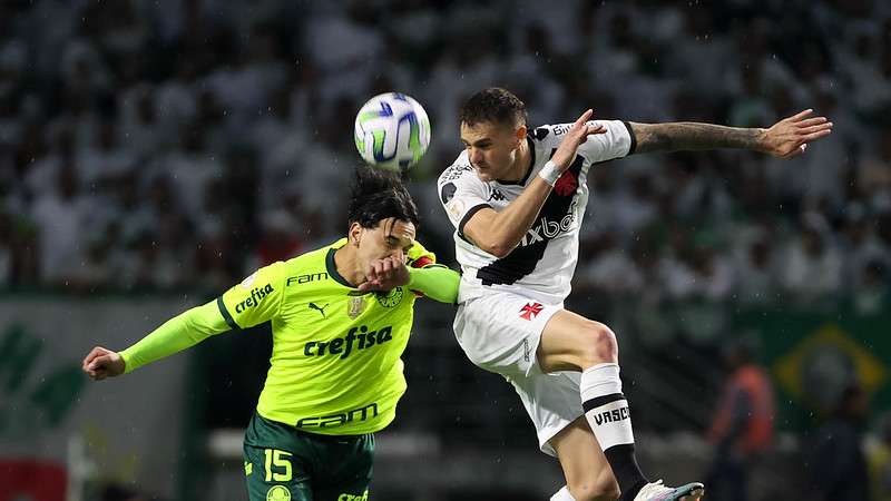 Gustavo Gómez do Palmeiras em disputa contra o Vasco, durante partida válida pela vigésima primeira rodada do Brasileirão 2023, no Allianz Parque.