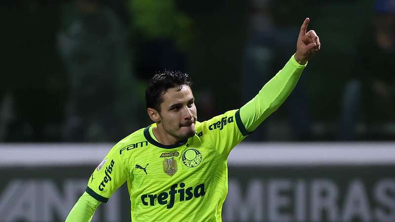 Raphael Veiga comemora seu gol pelo Palmeiras contra o Vasco, durante partida válida pela vigésima primeira rodada do Brasileirão 2023, no Allianz Parque.